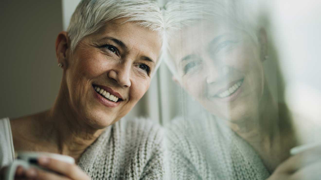 In den Wechseljahren, wenn der Estradiolspiegel zunächst stark schwankt und im weiteren Verlauf tendenziell sinkt, kann sich auch die Immunantwort verändern. - iStock/skynesher