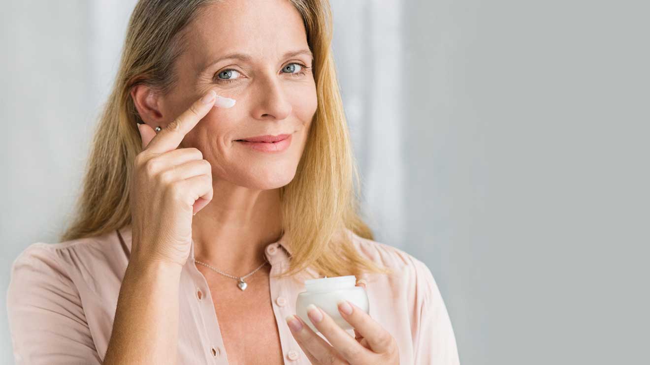 Durch eine Kombination aus feuchtigkeitsbindenden Wirkstoffen wie Hyaluron und hochwertigen pflanzlichen Ölen wird der Lipidmangel ausgeglichen und die Hautbarriere gestärkt. - Dermasence