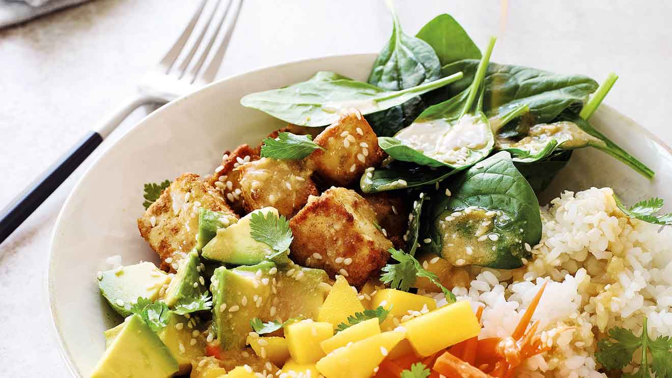 Eine knusprige Tofu-Bowl für Genuss und Sättigung.