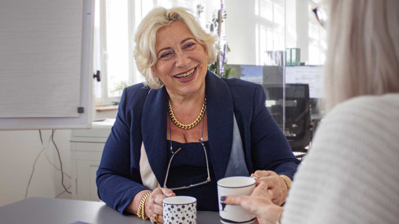 Mit 45 plus bist du keine Anfängerin. Du bist eine Gründerin mit Erfahrungsvorsprung. Und auch wenn du schon lange selbstständig bist, lohnt es sich, deine unternehmerischen Entscheidungen neu zu hinterfragen. - Hellerconsult