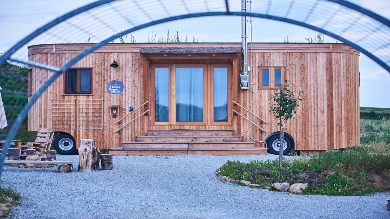 Tief verwurzelt im Waldviertel verbindet SONNENTOR traditionelles Wissen über Pflanzen mit einem modernen Bewusstsein für Gesundheit und Wohlbefinden – Werte, die sich auch in den SONNENTOR-Lofts widerspiegeln.
