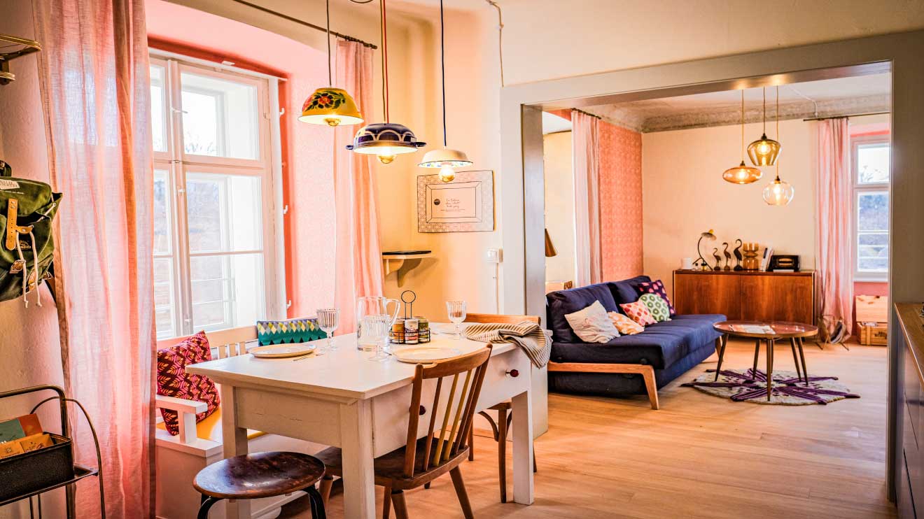 In dem denkmalgeschützten Haus aus dem 13./14. Jahrhundert wurde Geschichte behutsam neu belebt. Originalmöbel, Fundstücke, Hörstationen und sogar kleine Rätsel machen die Vergangenheit spürbar und verleihen den Räumen eine besondere Tiefe. 