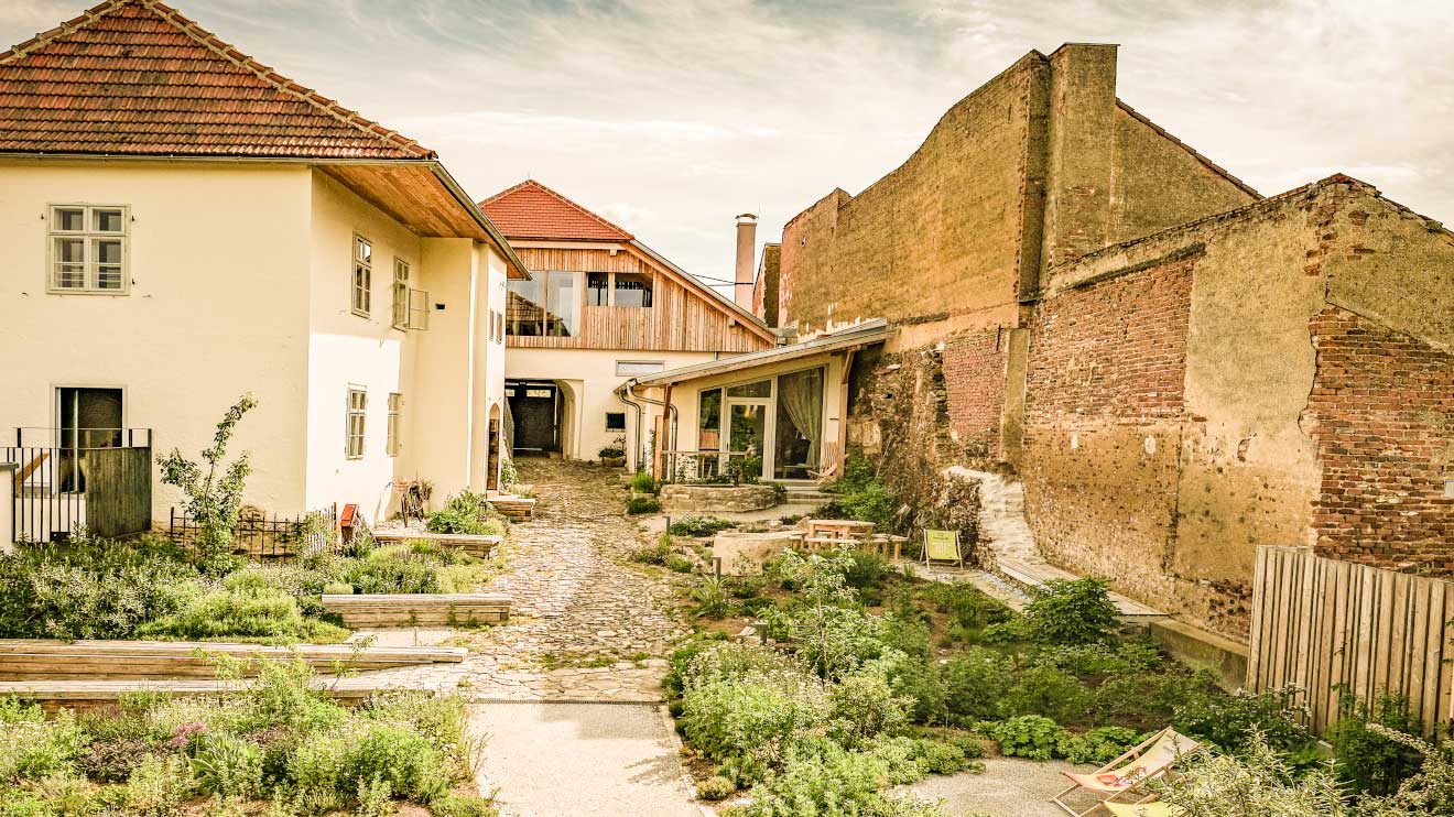 Mitten in der Stadt Zwettl, und doch umgeben von Waldviertler Natur laden die Stadt-Lofts zum Ankommen, Erleben und Entspannen ein. 