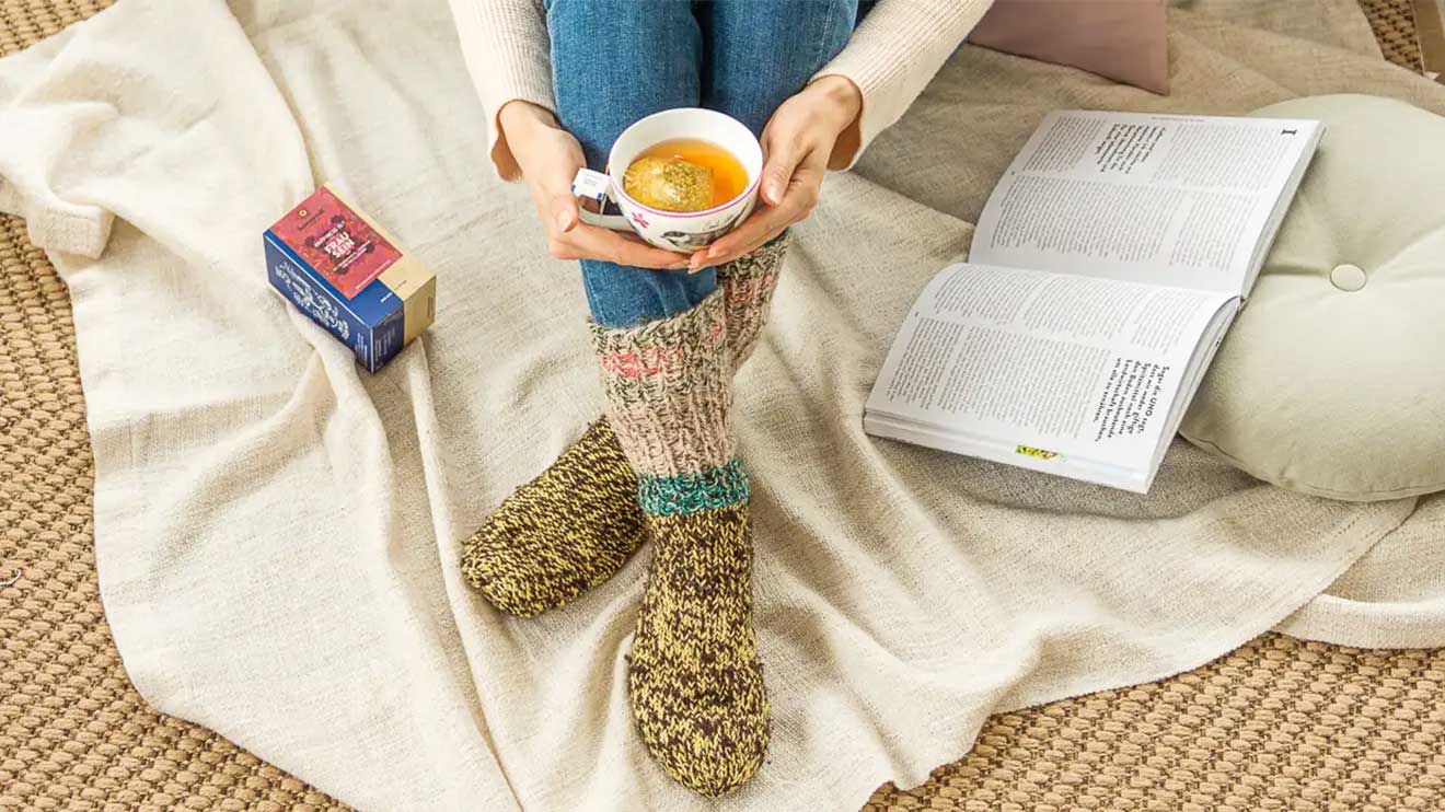 Du leidest unter Hitzewallungen? Dann greif lieber zu kühlenden Tees statt zu Kaffee, z.B. mit Minze oder Salbei. - Sonnentor