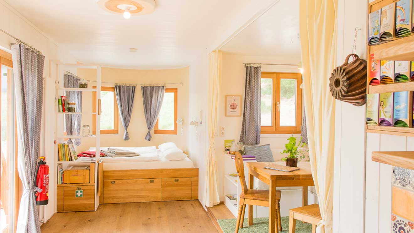 Das Loft Anna Apfelminze wird wie alle SONNENTOR-Lofts aus 100 % nachhaltigen, regionalen Materialien wie Vollholz und Schafwolle gebaut.