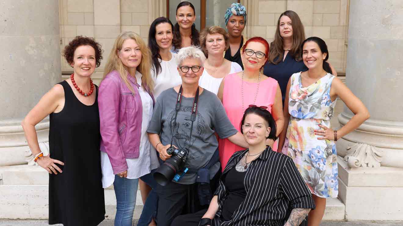 Inge Prader mit den glücklichen Gewinnerinnen und dem Team der Wiener Frauengesundheitswoche - Katharina Schiffl