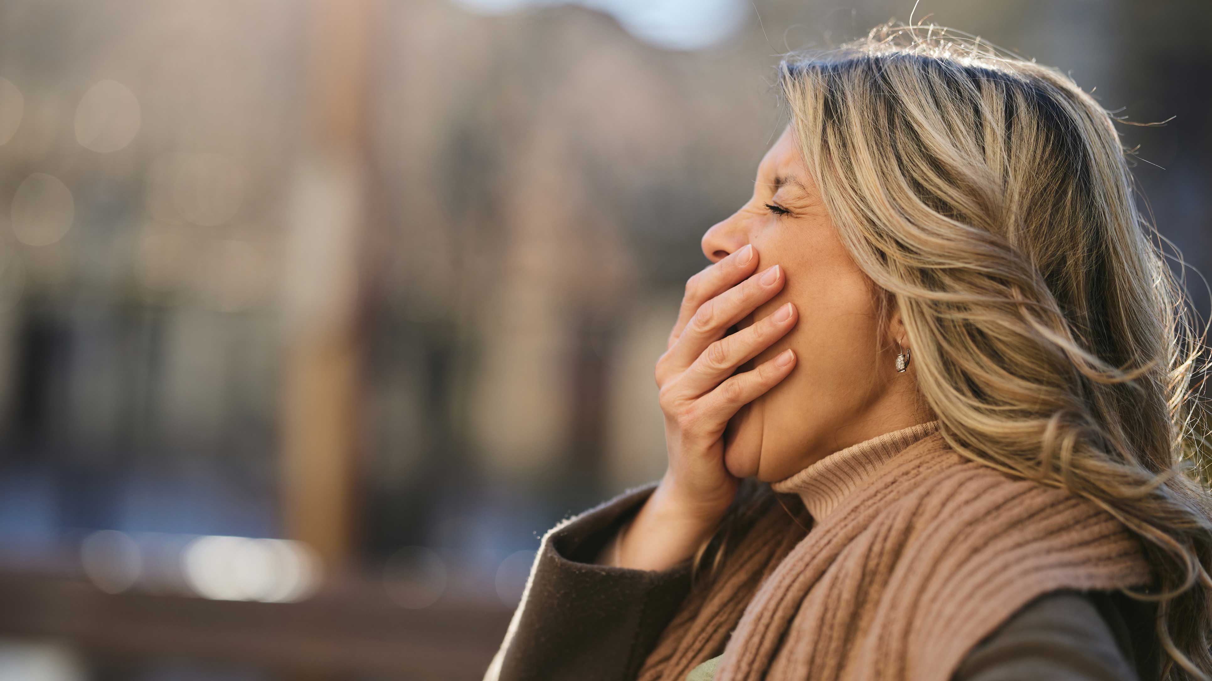 Gerade weil Müdigkeit oft weniger sichtbar ist als etwa Hitzewallungen, wird es häufig unterschätzt  - iStock/skynesher