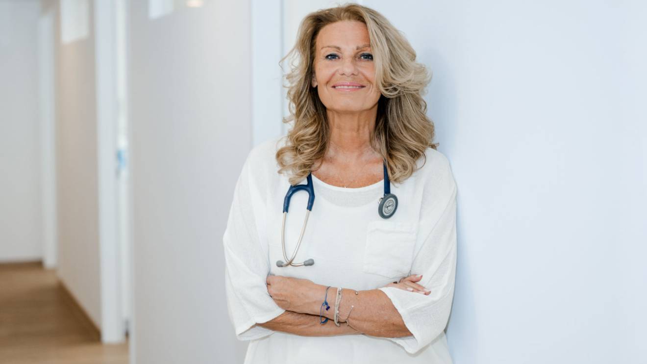 Die Internistin und Darmgesundheitsexpertin Dr. Elisabeth Krippl erklärt, warum die Wechseljahre den Darm empfindlicher machen und wie Frauen in der Lebensmitte aktiv gegensteuern können.