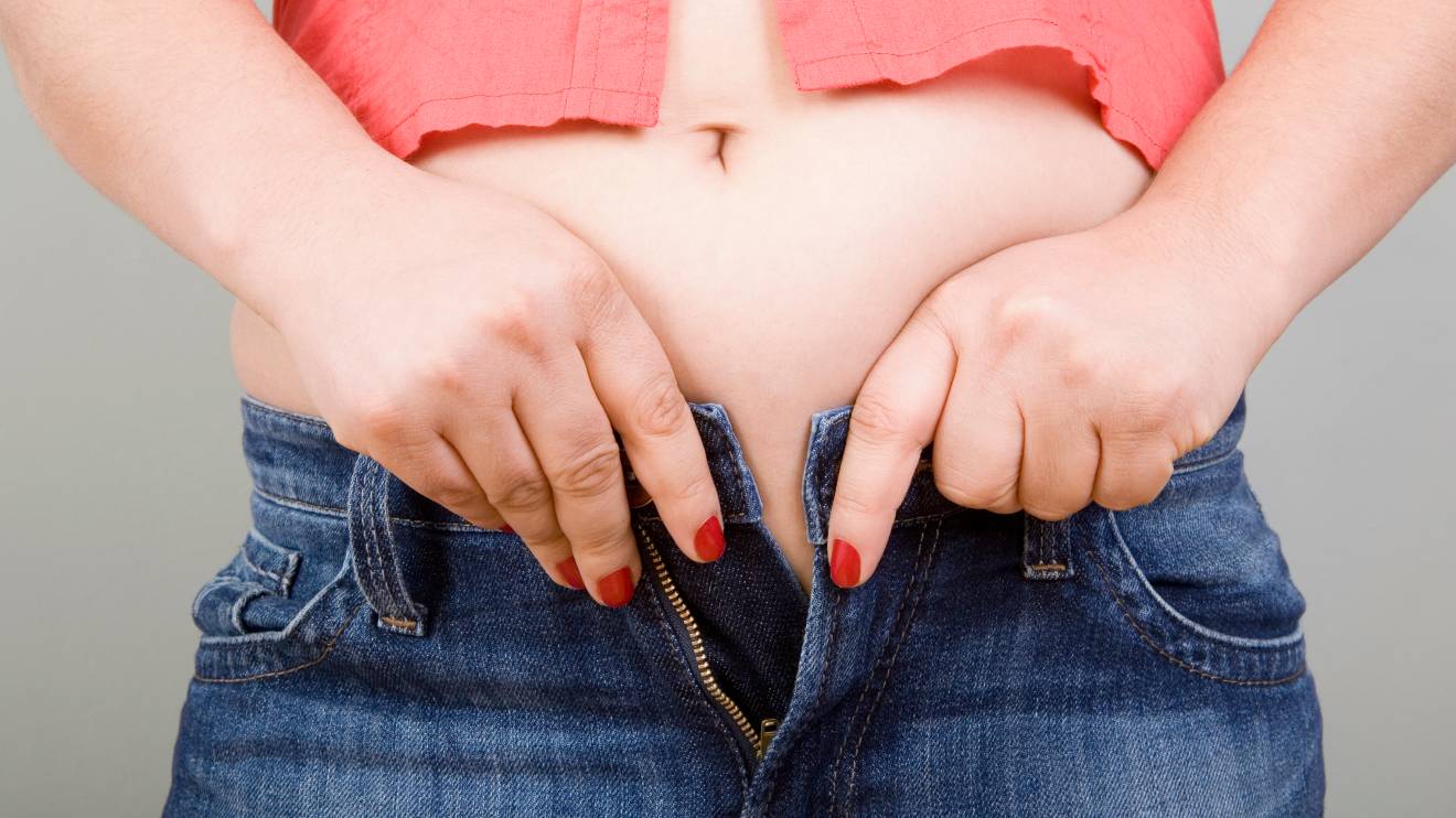 Hormonelle Veränderungen, vor allem sinkende Östrogenspiegel, können die Darmbewegung verlangsamen und die Darmflora beeinflussen. - istock/ozgurdonmaz