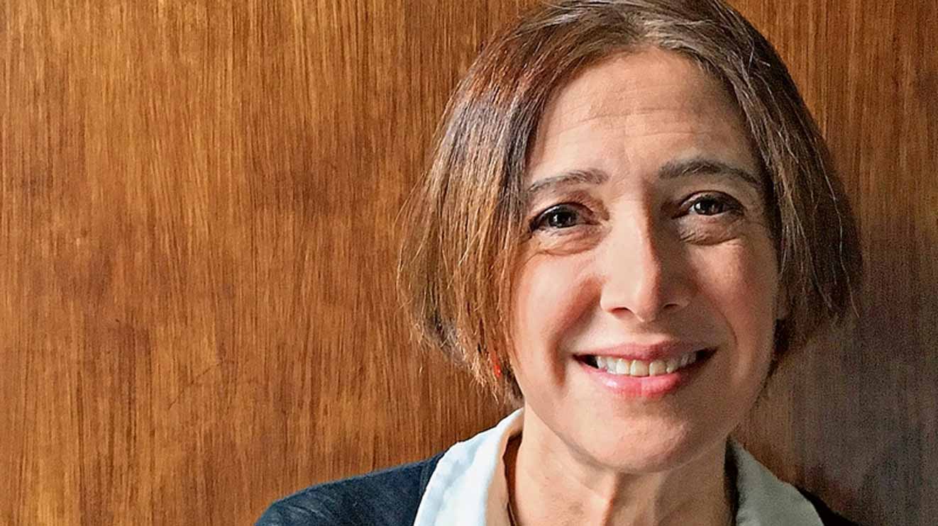 Kurz vor ihrem 50. Lebensjahr erfährt Benjamin, was es bedeutet, sich unvorbereitet in der Menopause wiederzufinden. Sie berichtet von ihren Gefühlen, von Herausforderungen und Möglichkeiten, die das Älterwerden mit sich bringt.