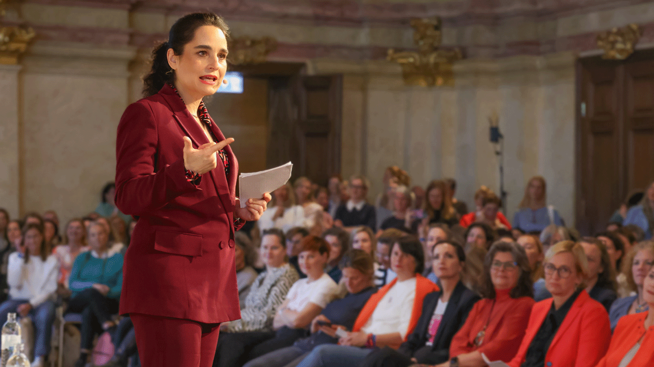 Standing Ovations für die ebenso fundierte wie launige Keynote: "Genial ernährt!" mit Dr. Yael Adler 