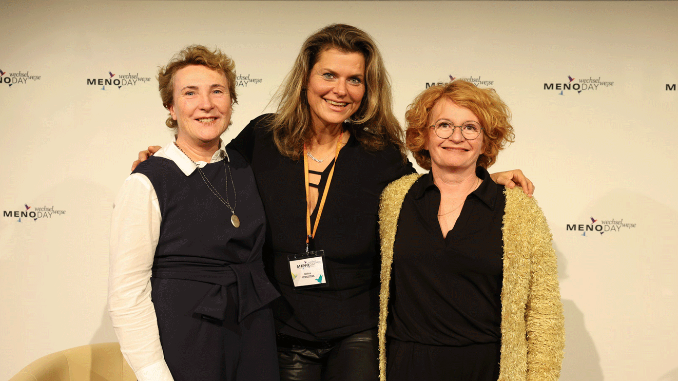 Viel gelacht wurde zum Abschluss im Paneltalk: "Freude am Sex und Lust am Leben" mit Dr. Bibiana Kalmar (rechts) und Nicole Siller (links), moderiert von Janina Lebiszczak (Mitte).