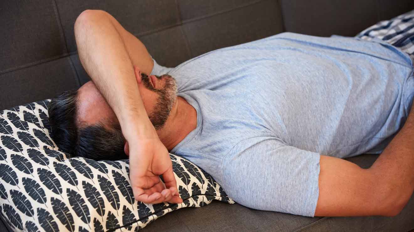 Müdigkeit und Schlafstörungen sind nur zwei der Beschwerden, die bei einem Testosteronmangel auftreten können. Ein Test kann darüber Aufschluss geben.  - istock/ laflor 