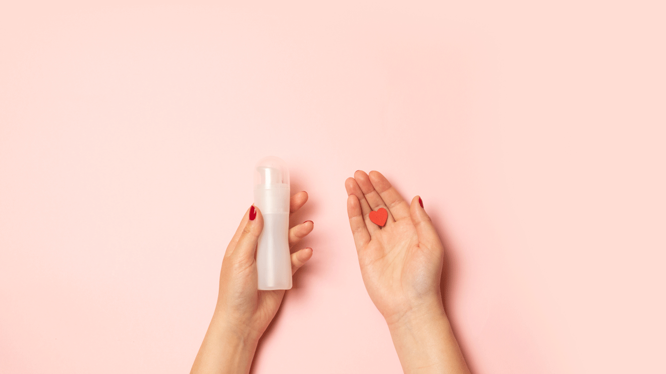 Wasserbasierte Gels sind eine gute Wahl für Frauen mit empfindlicher Haut, während silikonbasierte Produkte bei intensiver Trockenheit helfen können. - istock/Irina Shatilova