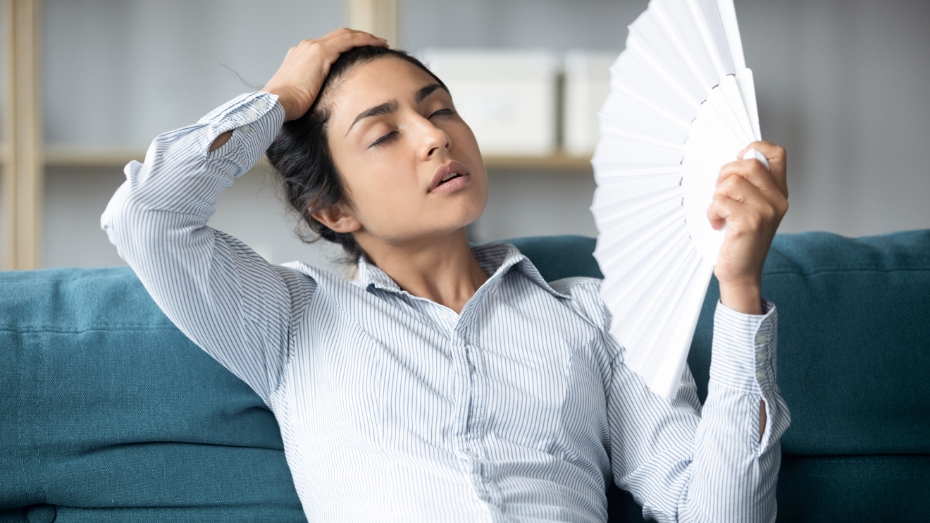 POI kündigt sich nicht immer mit jenen Beschwerden an, die du vielleicht mit den Wechseljahren verbindest.  - iStock/Fizkes
