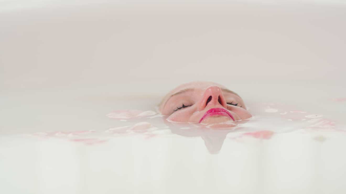 Was eignet sich besser, um zur Ruhe zu kommen, als ein optimal temperiertes Bad kurz vor dem Zubettgehen? Wohlig aufgewärmt schläft und träumt es sich viel besser! - iStock/SimonSkafar
