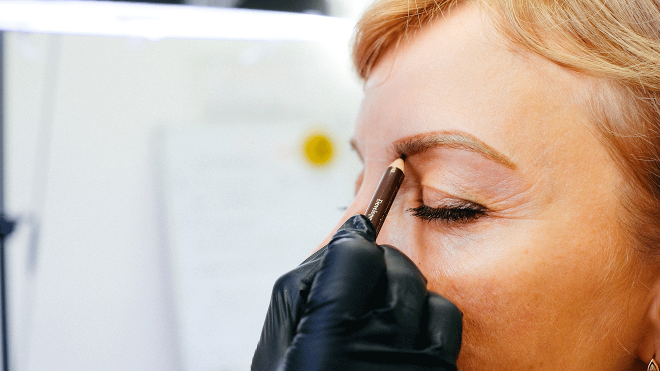  So verführerisch die Idee von dauerhaft perfektem Make-up ist: Die Wahl der richtigen Pigmentologin und eines seriösen Instituts entscheidet darüber, ob das Ergebnis natürlich wirkt oder nicht. - istock/ Aleksandra Trusova