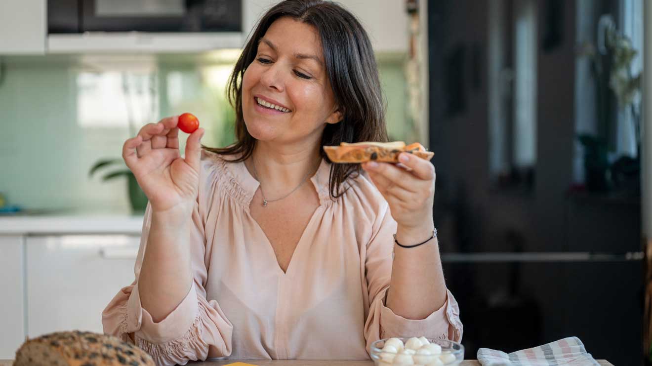 Ernährung kann unser Glücksempfinden beeinflussen und einen Beitrag zum allgemeinen Wohlbefinden leisten. - iStock/ti-ja