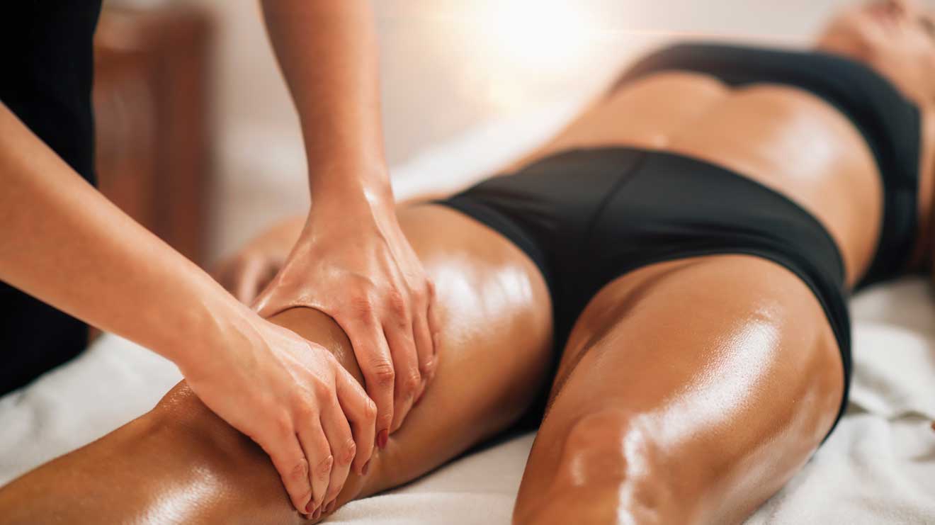  Die Massageanwendung, erleichtert den Lymphfluss und bewegt Flüssigkeiten, die sich zwischen den Zellen und dem Stoffwechselabfall angesammelt haben. - iStock/microgen