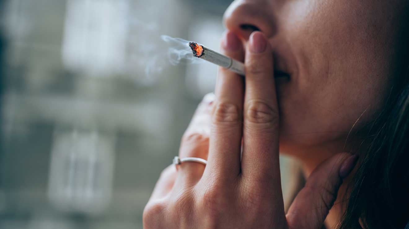 Die weibliche Bevölkerung konsumiert Zigaretten und Co. vermehrt in Stress-Situationen, raucht immer früher und leidet auch anders als Männer unter ihrer Nikotinabhängigkeit.  - iStock/VioletaStoimenova