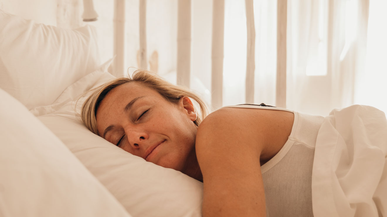 Mit dem Einsetzen der Prämenopause sinkt das Hormon Progesteron nach und nach ab. Doch genau dieses fördert einen gesunden Schlaf - besonders die Tiefschlafphase.  - istock/Mystockimages