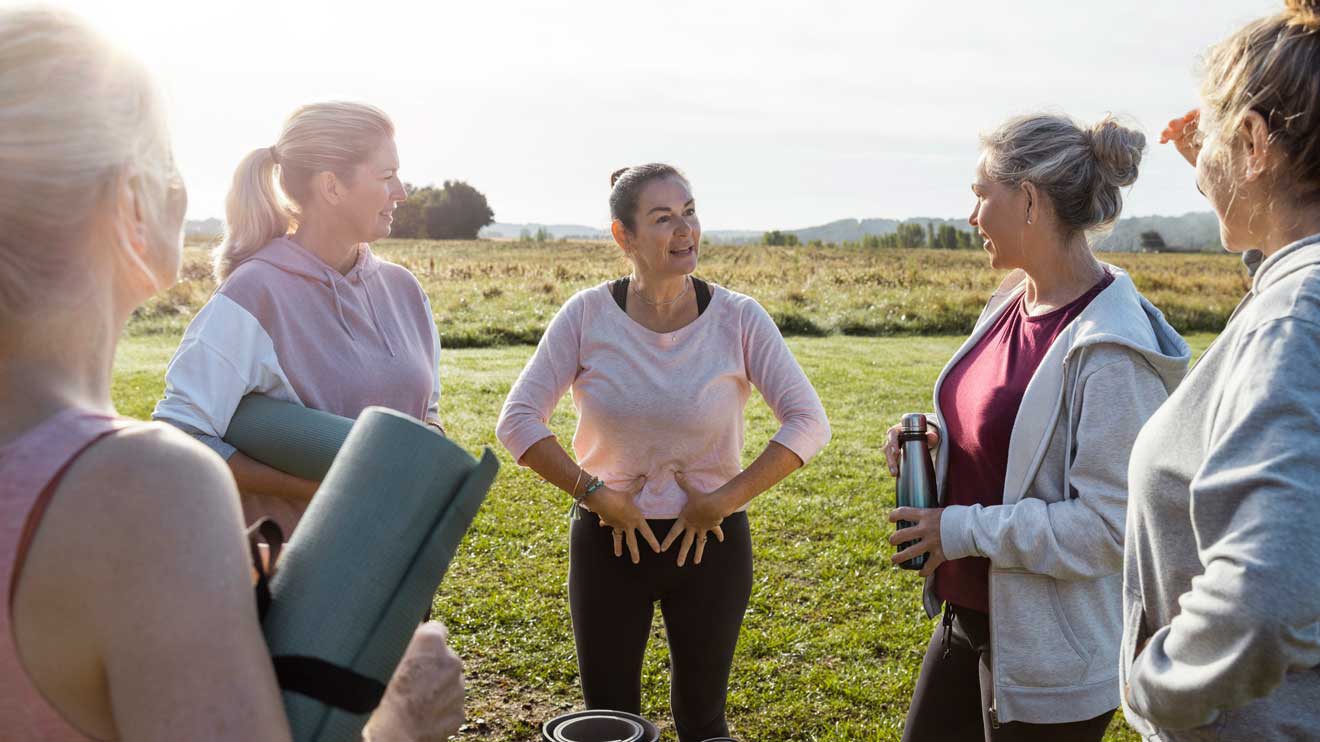 Ein Wechseljahre Retreat bietet weit mehr als ein klassischer Wellnessurlaub. Es verbindet medizinisches Know-how, ganzheitliche Ansätze und den Wunsch nach Austausch in einem geschützten Raum.  - iStock/SolStock