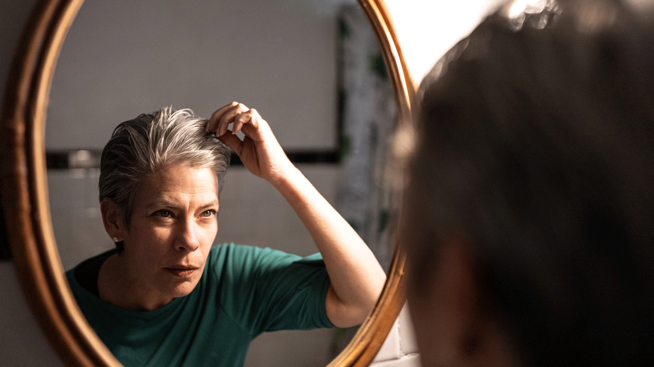 Mehr als die Hälfte der Frauen ist unzufrieden mit dem eigenen Körper – eine alarmierende Zahl, die verdeutlicht, wie stark äußere Schönheitsideale auf das Selbstbild wirken.  - istock/FG Trade