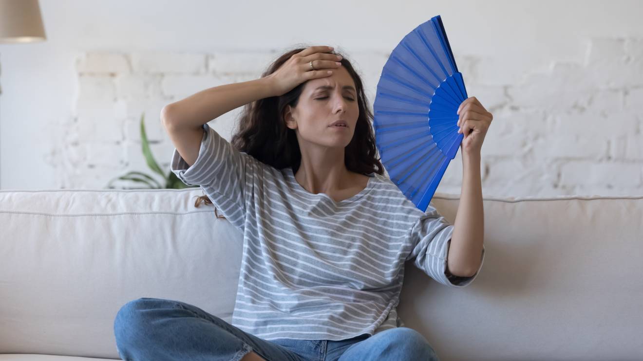 Progesteron ist das Wohlfühlhormon der zweiten Zyklushälfte. Es wirkt beruhigend und ausgleichend. Fehlt es, entstehen die klassischen PMS-Symptome wie Reizbarkeit, depressive Verstimmungen, innere Anspannung und Stimmungsschwankungen. - istock/fizkes