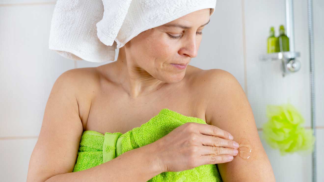 Hormone können in den Wechseljahren auf verschiedene Weise verabreicht werden: Als Gel oder Creme, Pflaster, Tabletten, Zäpfchen oder Lutschtabletten. - iStock/Vladimir Vladimirov
