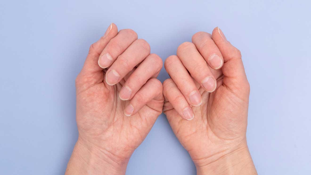 Leichte Unebenheiten im Fingernagel lassen sich mit einer sogenannten Polierfeile ausgleichen. - iStock/Alena Ivochkina 