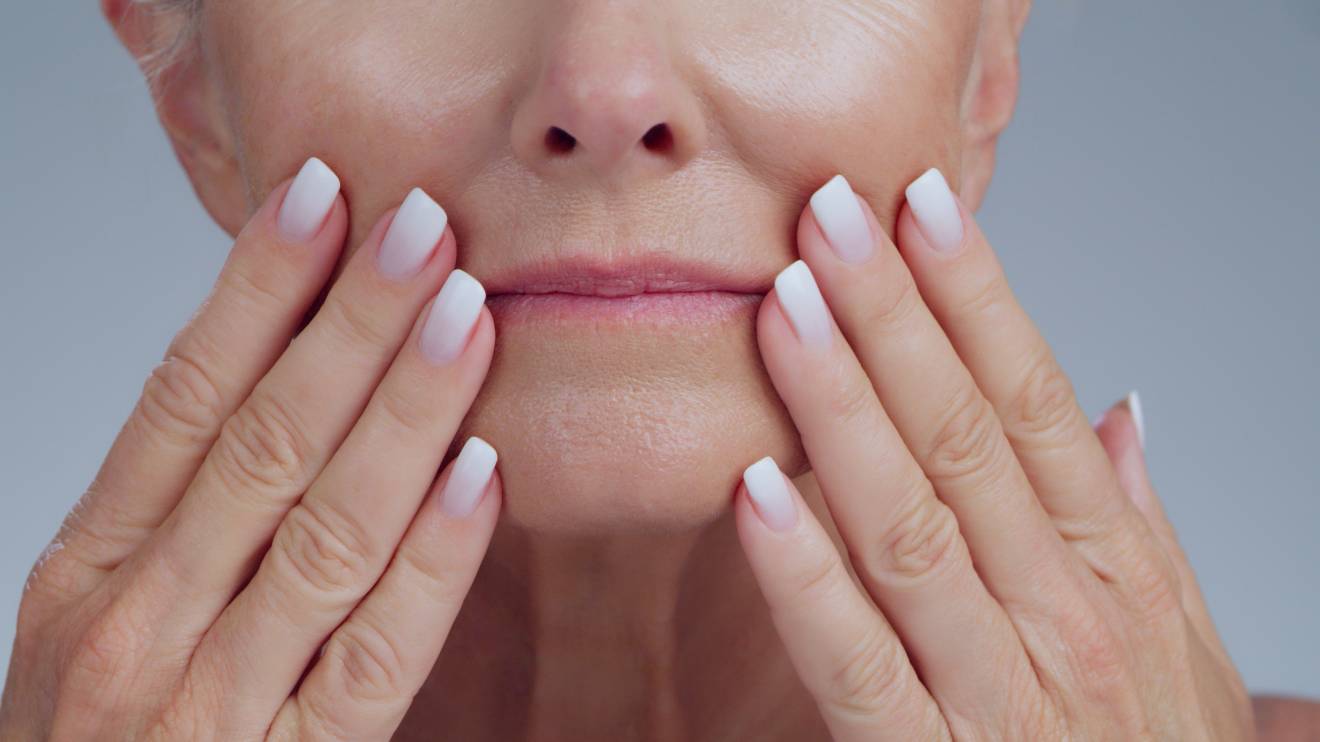 Mit sinkenden Östrogenspiegeln verändert sich die Struktur des Bindegewebes, wodurch sich seine Festigkeit und Elastizität verringern können. - istock/Sean Anthony Eddy