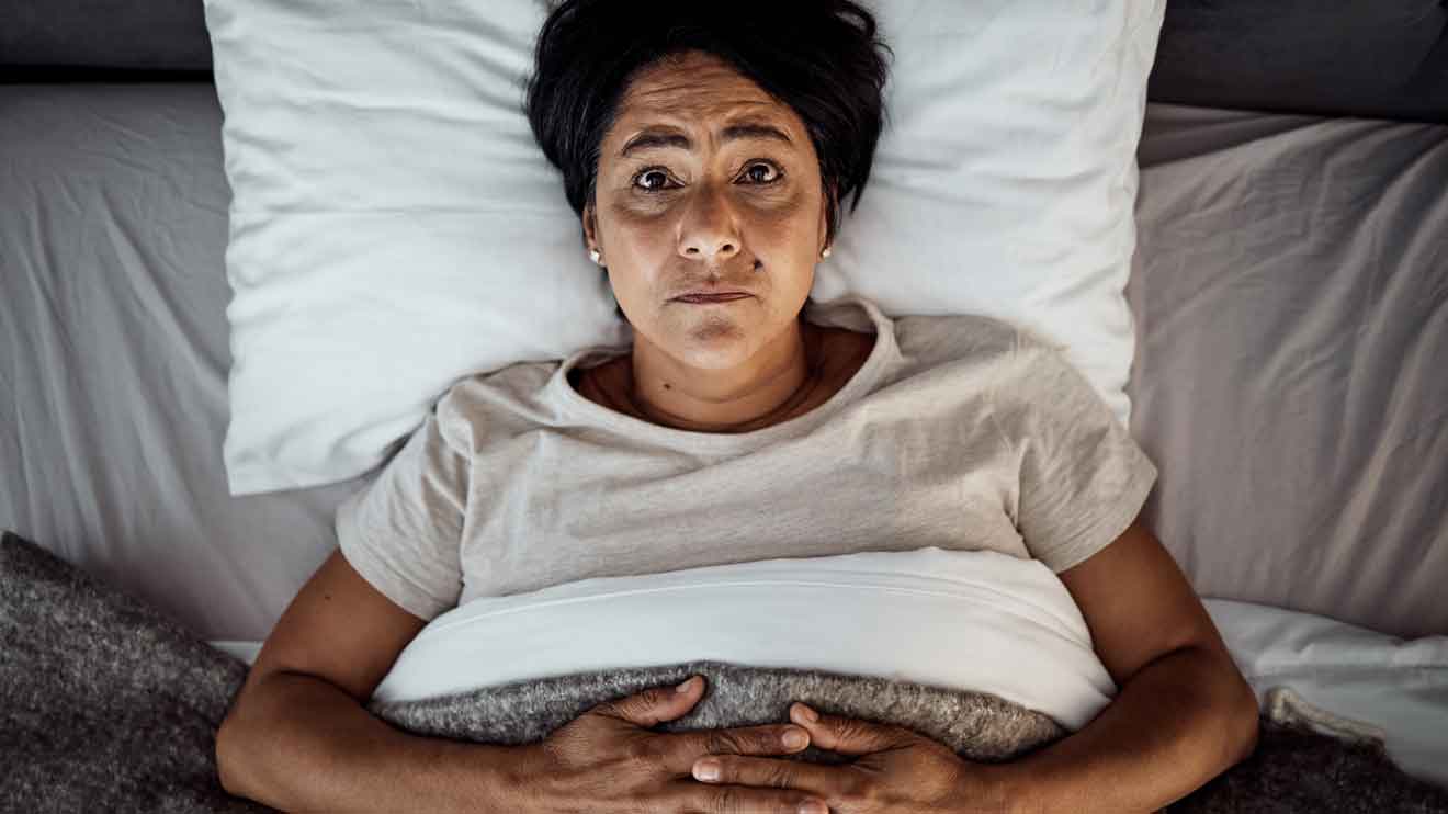 Das nächtliche Aufwachen ist kein Zeichen von Schwäche – sondern oft ein Signal deines Körpers, dass etwas aus dem Gleichgewicht geraten ist. - istock/ Jacob Wackerhausen