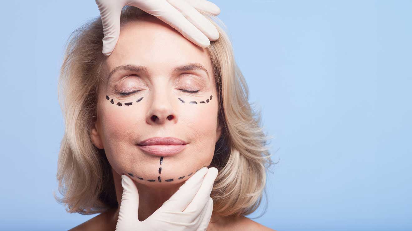 Früher wirkten viele Facelifts künstlich, weil nur die Haut gestrafft wurde. Das führte oft zu übertrieben glatten, maskenhaften Gesichtern. Das Harmonylift verfolgt einen anderen Ansatz.  - istock/Robert Daly
