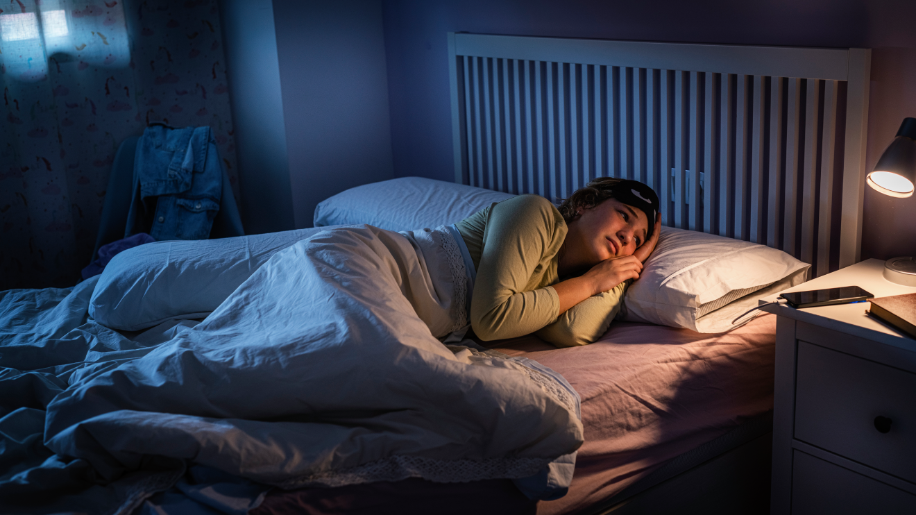 Progesteron wirkt schlaffördernd, da es die Aktivität im zentralen Nervensystem hemmt und so die Schlafbereitschaft erhöht. Die Rolle der Östrogene ist komplexer. - istock/fcafotodigital