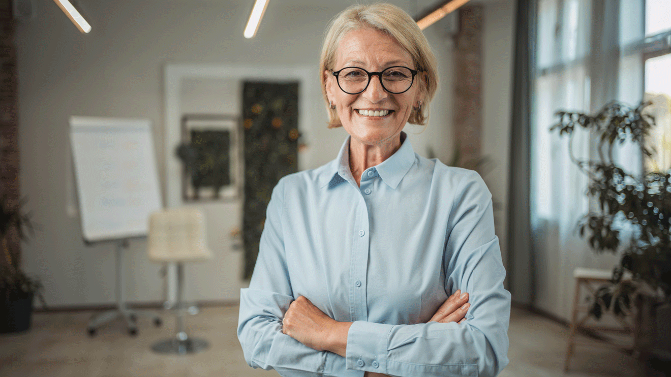 Frauen 50+ trifft es bei der Jobsuche doppelt: Neben Altersvorurteilen kämpfen sie mit veralteten Rollenbildern, körperlichen Veränderungen in den Wechseljahren und der Dauerbelastung durch Care-Arbeit. - istock/Milan Markovic