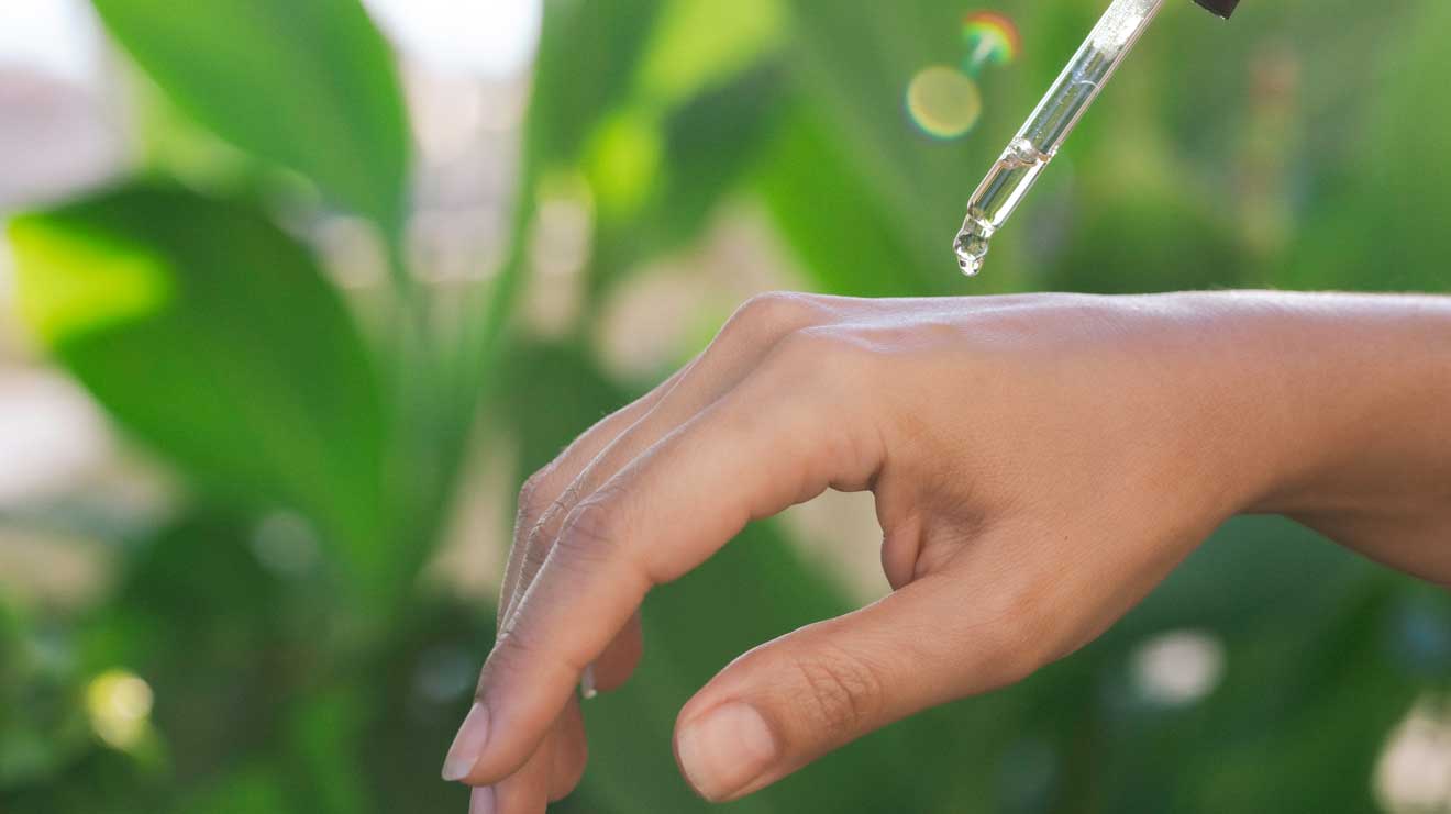 Ölseren verbinden die hochwirksamen Inhaltsstoffe eines Serums mit den pflegenden Eigenschaften eines Gesichtsöls und sind daher für Frauen mit trockener und reifer Haut besonders gut geeignet. - iStock/solidcolours