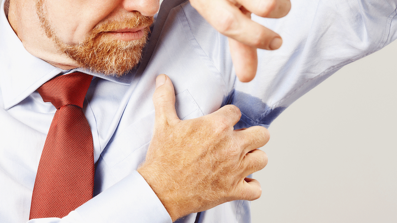 Der Nacken ist ein "Hitzeknotenpunkt" - dort entsteht oft das erste Gefühl einer Wallung. Danach kann das Schwitzen nach unten über Rücken oder Brust  "abrollen"  - istock/RapidEye