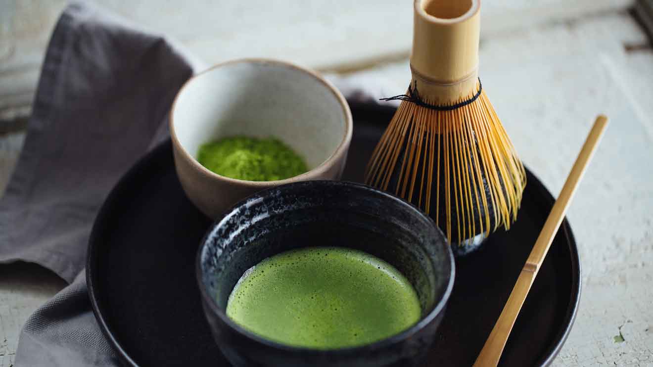 Matcha enthält bis zu 10mal mehr Antioxidantien als herkömmlicher Grüntee. Damit hat er eine intensivere Anti-Aging-Wirkung, schützt die Hautzellen und unterstützt Regeneration und Elastizität. - iStock / yeEm Mobile GmbH 