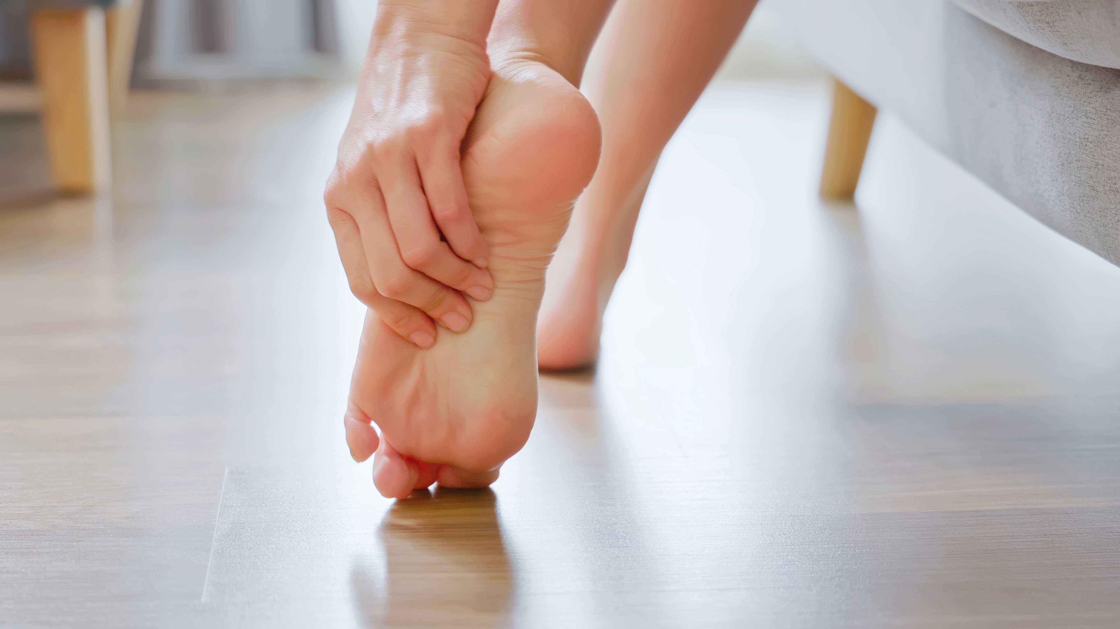 Kribbeln in den Füßen: Viele Frauen erleben Beschwerden, die auf den ersten Blick gar nichts mit den Wechseljahren zu tun zu haben scheinen.  - iStock/PonyWang