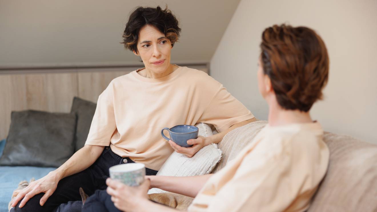 Wechseljahre zeigen sich bei jeder Frau anders. Viele haben eher Schlafprobleme, Erschöpfung, Reizbarkeit oder Brain Fog anstatt Hitzewallungen. - istock/zoranm