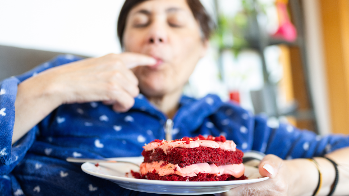 Sinkende Östrogen- und Progesteronspiegel stören den Zuckerstoffwechsel. Dadurch kommt es zu mehr Unterzuckerung, mehr Hunger und mehr Bauchfett.  - istock/David Petrus Ibars