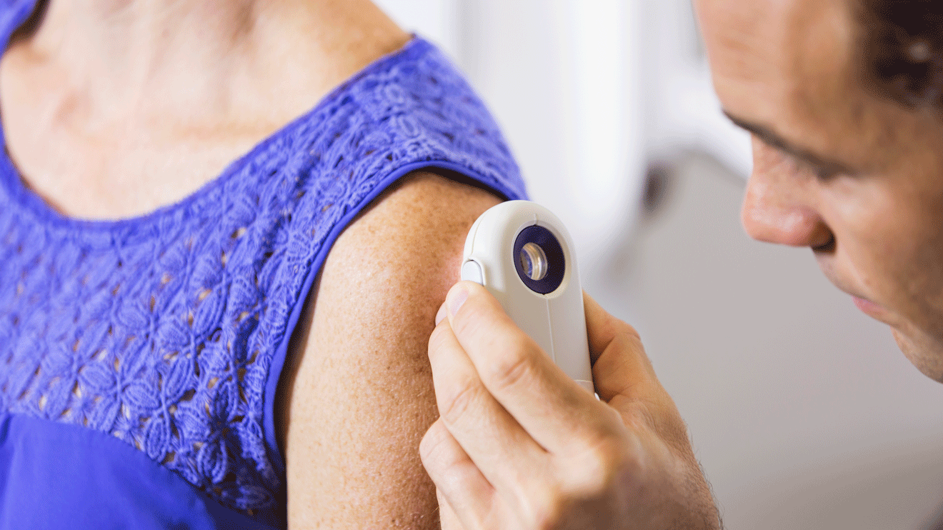 Bisher ist die Medizin ausschließlich mit Rotlicht gegen die kranken Zellen vorgegangen, was sehr schmerzhaft ist. Die Therapie mit Tageslicht nützt das gesamte Strahlenspektrum – also alle Wellenlängen des Lichts (ausgenommen UV). - istock/kali9