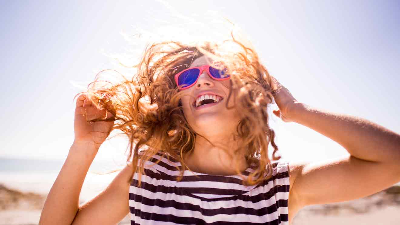 Auch wenn die Sonne noch so schön scheint: für unser Haar bedeutet die heiße Jahreszeit Stress pur. Auf Schutz und Pflege dürfen wir jetzt nicht vergessen. Für eine gesunde Sommermähne.   - istock/ wundervisuals 