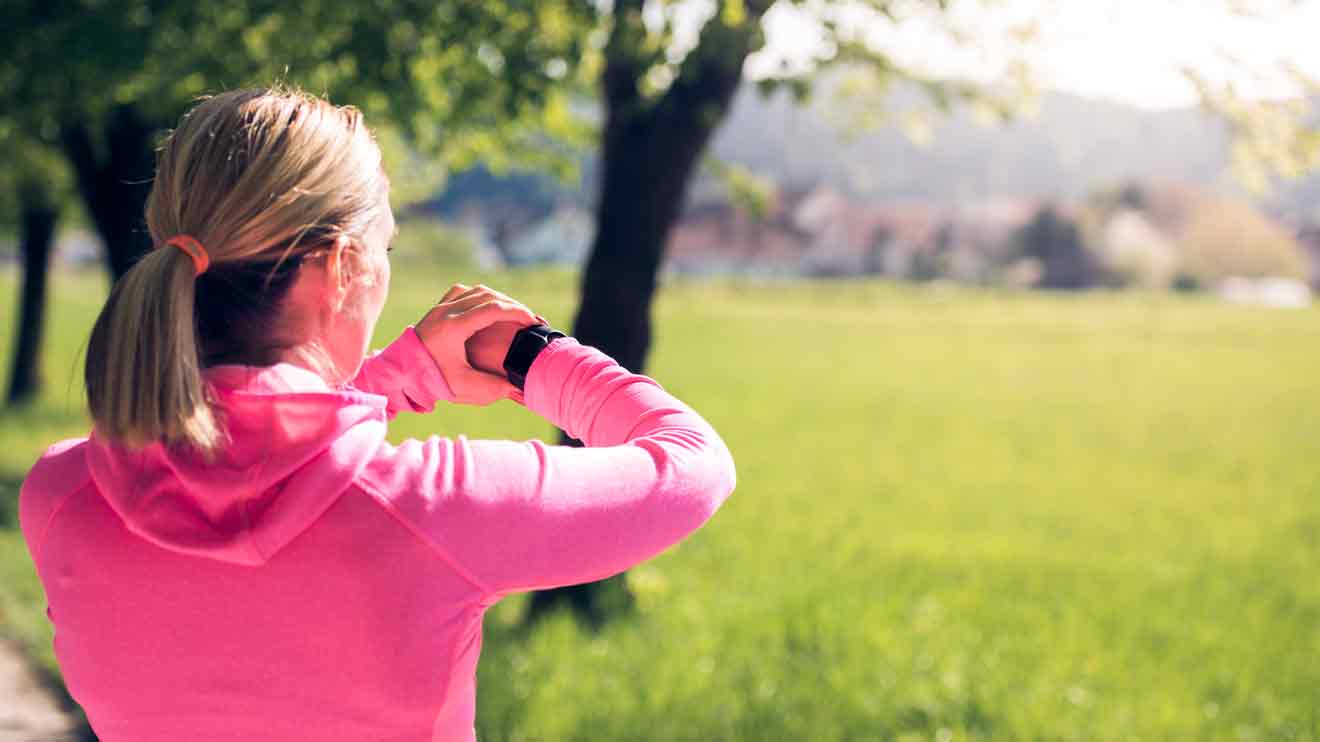 Wenn du beim Laufen eine Pulsuhr verwendest, kannst du dein Training optimal steuern. Wir verraten dir vier Dinge, die du dabei beachten solltest.  - istock/ AzmanL 