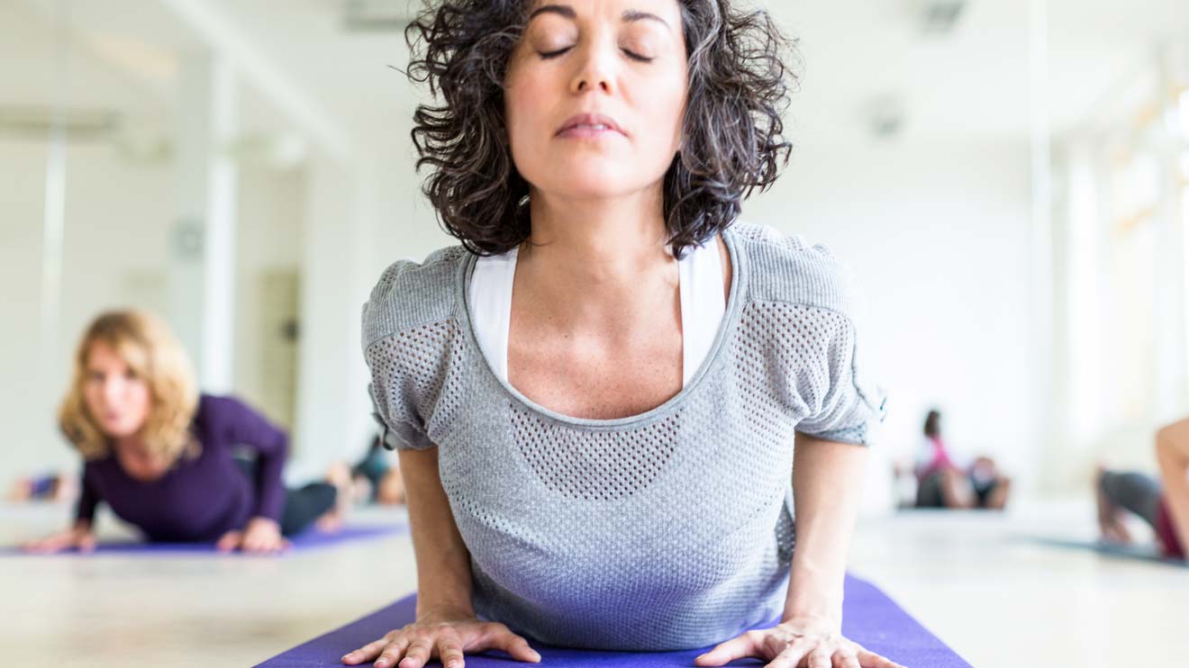 Die Hormon-Yoga-Übungsreihe besteht aus einer ca. 30minütigen Abfolge von dynamischen Asanas (Übungen), kombiniert mit Atem-, Konzentrations-, Entspannungs-, Energielenkungs- und Visualisierungstechniken. - iStock/alvarez