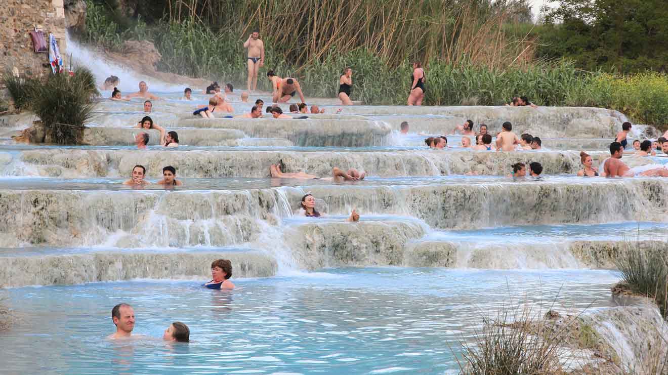 Social Wellness findet man beispielsweise in den 3.000 Jahre alten Quellen von Saturnia in der südlichen Toskana. - iStock/cometary