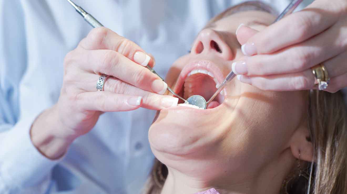 Häufig berichten Frauen im Wechsel von einem trockenen Mund, empfindlicheren Zähnen oder Zahnfleischbluten.  - iStock/YinYang