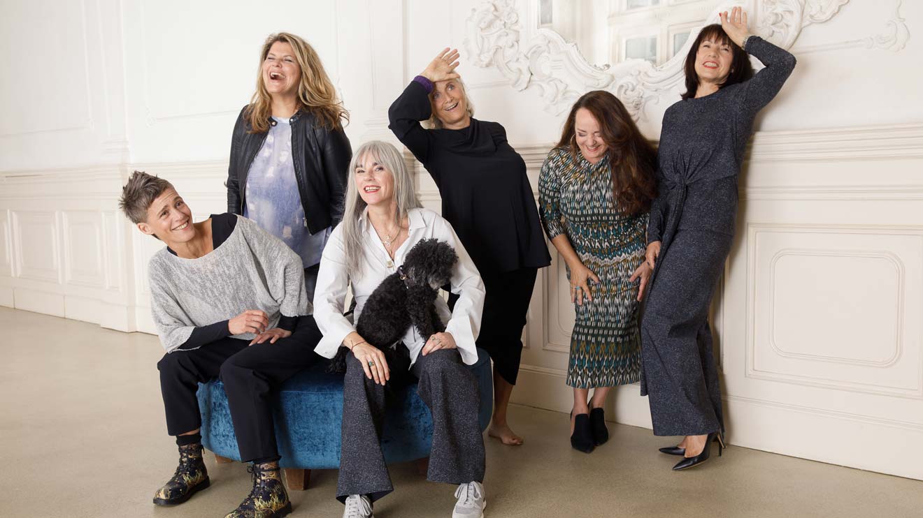 v.l.n.r.: Mandana Eibegger (Consulting User Experience), Janina Lebiszczak (Redaktion & Consulting), Karin Garzarolli (Redaktion Beauty & Style), Aleka Zichy (Art Director), Elisabeth Muth (PR), Veronika Pelikan (Herausgeberin); Outfits: Schella Kann v.l.n.r.: Mandana Eibegger (Consulting User Experience), Janina Lebiszczak (Redaktion & Consulting), Karin Garzarolli (Redaktion Beauty & Style), Aleka Zichy (Art Director), Elisabeth Muth (PR), Veronika Pelikan (Herausgeberin); Outfits: Schella Kann